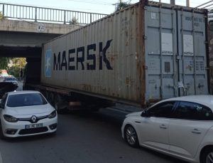 Tırdan Kopan Konteyner Taksiye Düştü, Sürücü Yaralandı