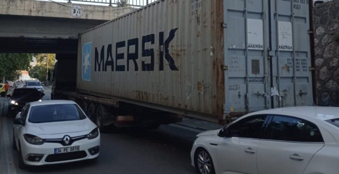 Tırdan Kopan Konteyner Taksiye Düştü, Sürücü Yaralandı