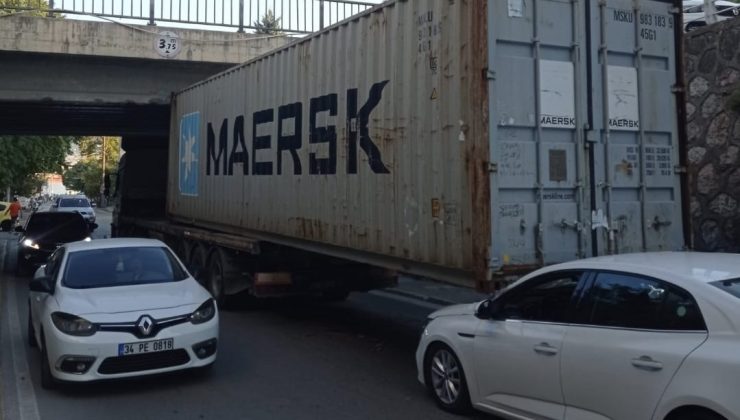 Tırdan Kopan Konteyner Taksiye Düştü, Sürücü Yaralandı