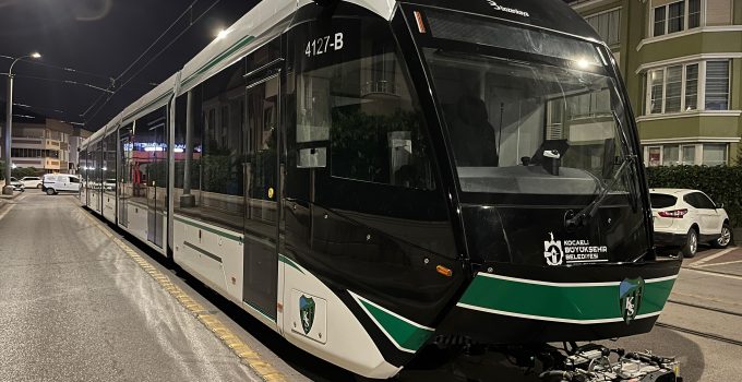 9. tramvay raylara indi, son araç yolda