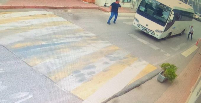 Cenazeye Gelmişti, Servis Minibüsünün Altında Kaldı