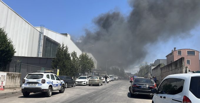 Çayırova’da Plastik Varil Fabrikasında Korkutan Yangın