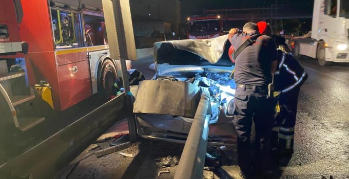 Körfez D-100 Karayolu’nda Korkutan Kaza: Otomobil Bariyerlere Saplandı