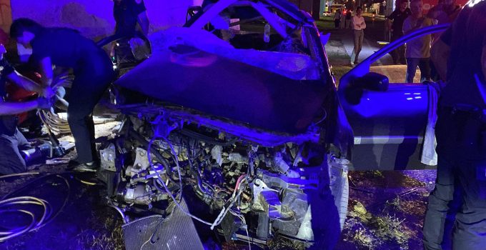 Köprü Ayağına Çarpan Otomobilde Sürücü Hayatını Kaybetti