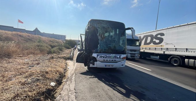 TEM Otoyolu’nda Yolcu Otobüsü Kamyona Çarptı: 7 Yaralı