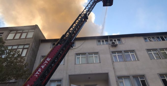 İzmit’te Çatı Katında Yangın: 2 Kişi Kurtarıldı