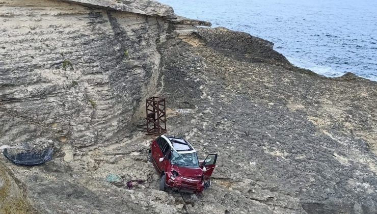 Kandıra’da Otomobil Pembe Kayalar’dan Uçtu: 4 Kişi Hafif Yaralı