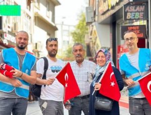 Esnafa ve vatandaşlara binlerce bayrak dağıtıldı