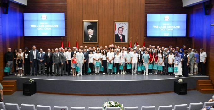 YKS ve LGS’de Dereceye Giren Öğrenciler, Ödüllendirildi