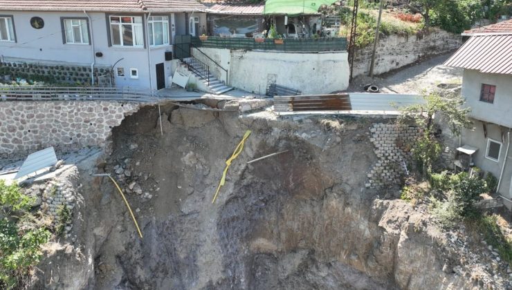 Gölcük Belediyesi, Toprak Kayması Sonrası Taş Duvar Çalışmasına Başladı