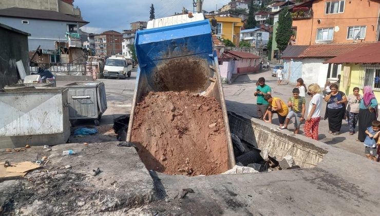 İzmit’te Hafriyat Kamyonu Çöken Yolda Çukura Düştü: Faciadan Dönüldü