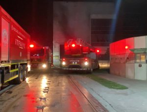 Kartepe’de geri dönüşüm fabrikasında yangın: 1 işçi dumandan etkilendi