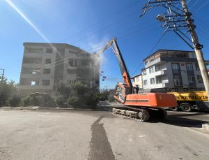 Derince’de ağır hasarlı binaya ilk kepçe vuruldu