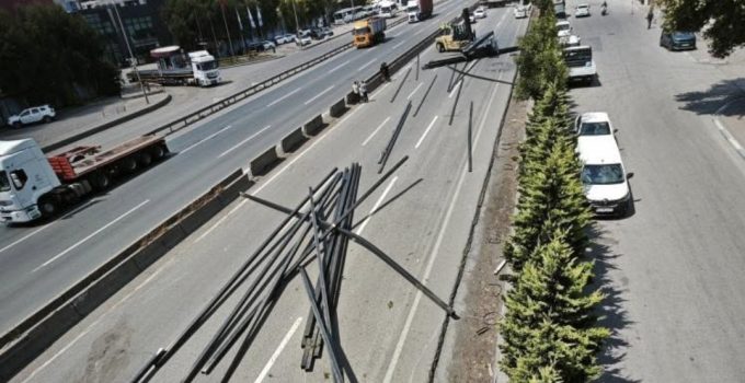 D-100’de Tırdan Dökülen Demir Profiller Trafiği Felç Etti