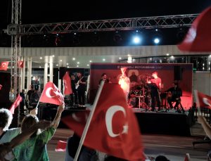 Zafer meşalesi Milli İrade Meydanı’nda yakıldı