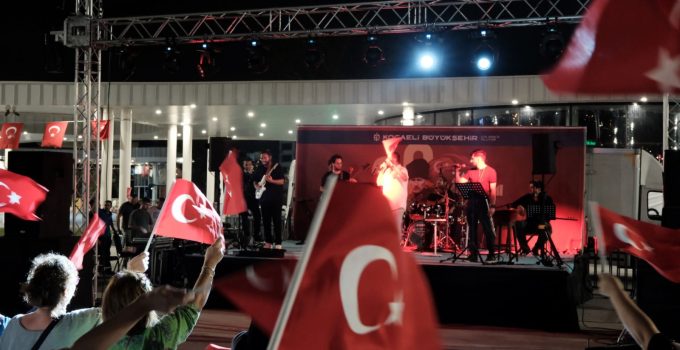 Zafer meşalesi Milli İrade Meydanı’nda yakıldı