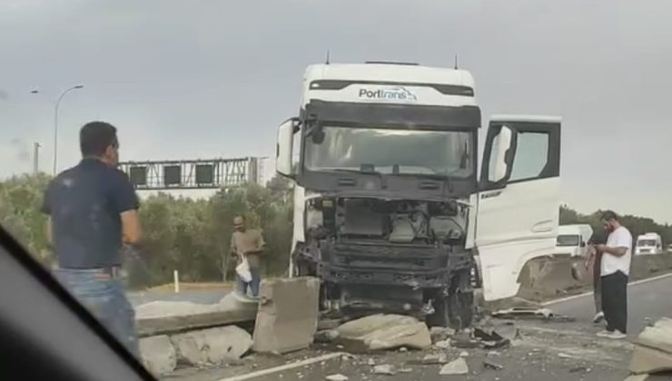 Tavşancıl’da Tır Beton Bariyere Çarptı, Trafik Felç Oldu