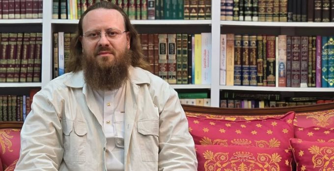 Gölcük’te Hac ve Umre Turcusu Ofisinde Silahla Vuruldu