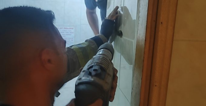 İzmit’te Telefonunu Almak İsterken Havalandırma Boşluğuna Düştü