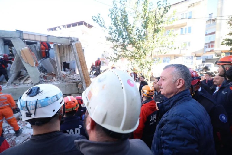 Gebze Mevlana’da bina çöktü!