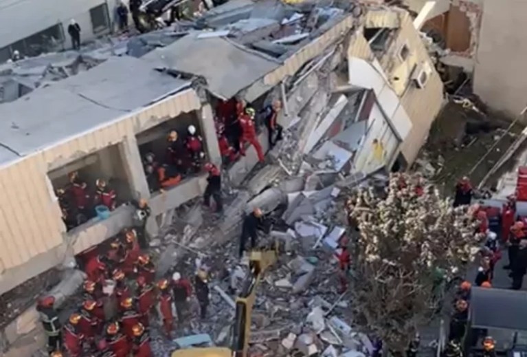 Gebze’de bina çöktü, kurtarma çalışmaları sürüyor!