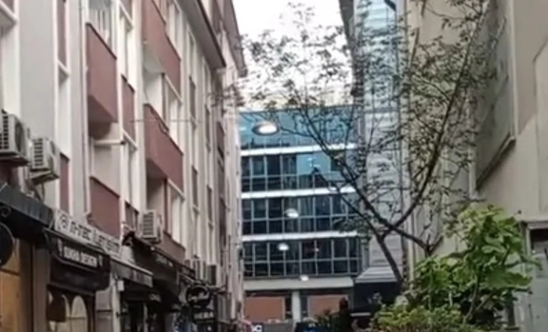 İzmit’te Gündüz Yanan Aydınlatmalar Esnafı Kızdırdı!