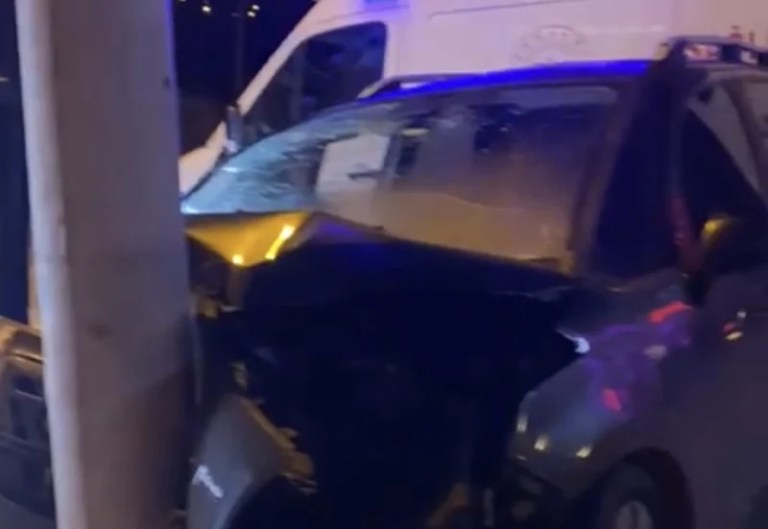 Kartepe’de Bisikletliye Çarpmamak İçin Direğe Çarptı!