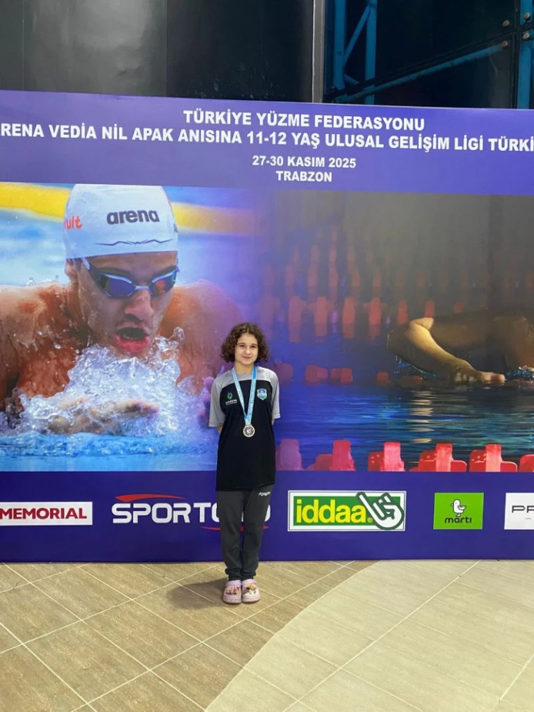 Çayırovalı yüzücüden Trabzon’da 4 madalya birden!