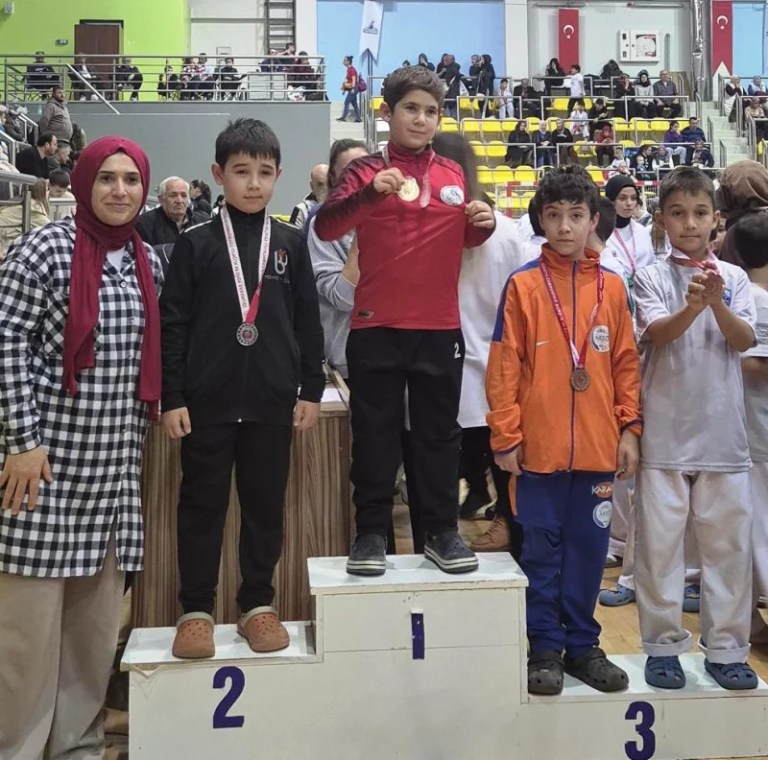 Körfez’in genç karatecileri madalyaları topladı!