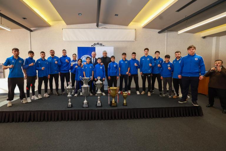 Büyükakın, Kâğıtspor’un Başarılı Sporcularını Kutladı!
