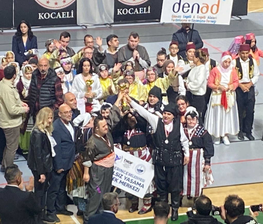 Derince’de EYDEM Halk Oyunları Gösterisi Büyük Beğeni Topladı!