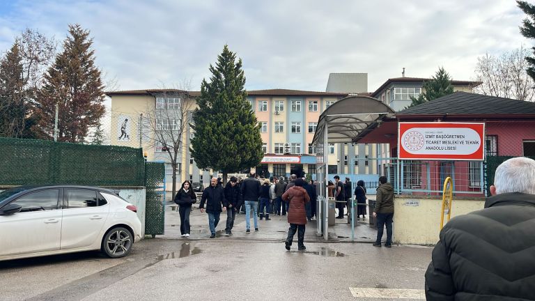 İzmit’te Okulda Silahlı Alıkoyma Olayı!