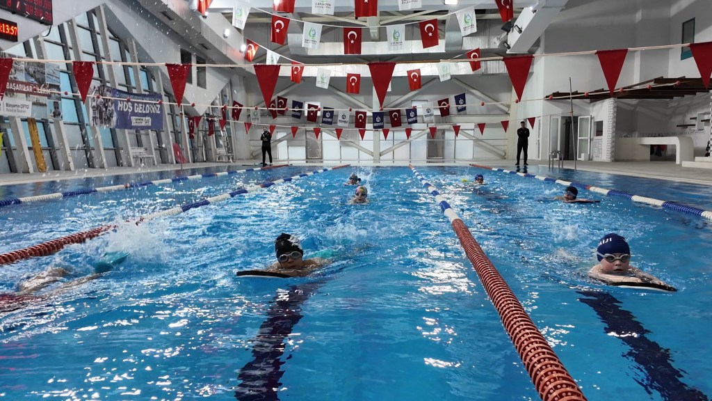 Çayırova’da Yüzme Havuzu Rekor Kırdı!