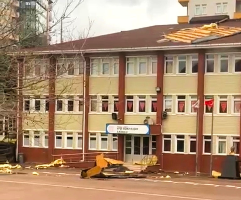 Darıca’da Fırtına Eğitime Ara Verdirdi!