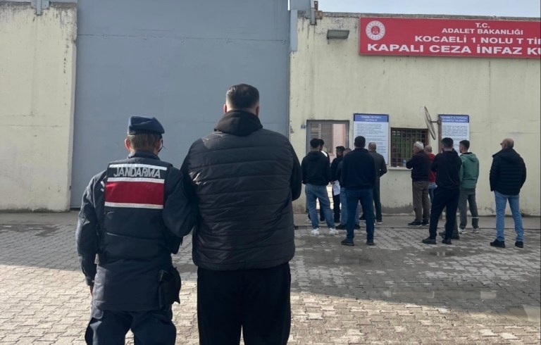 Dolandırıcılıktan Aranan Şahıs Derince’de Yakalandı!