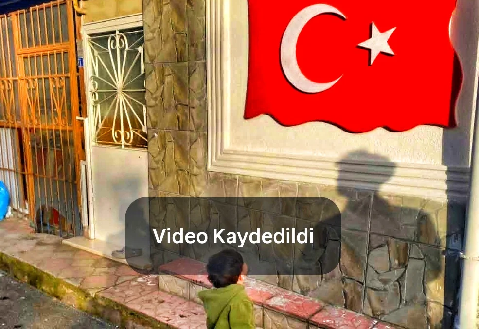 16 aylık Baybars’ın bayrak aşkı
