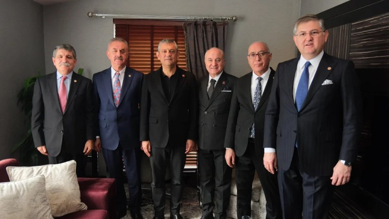 Özgür Özel’den Kocaeli Çıkarması: Miting Öncesi Kritik Toplantı