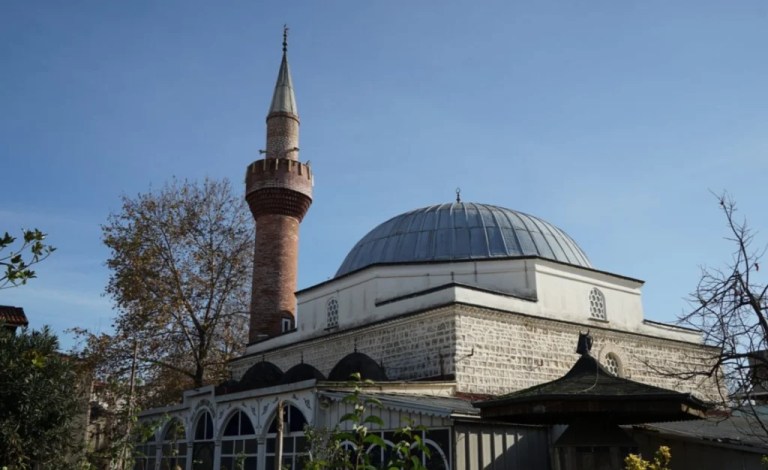 Cami bahçesinde hareketsiz bulunan genç yaşamını yitirdi!