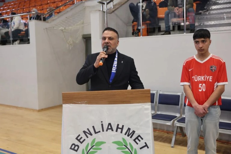 Voleybol turnuvasında dayanışma ve anma bir arada