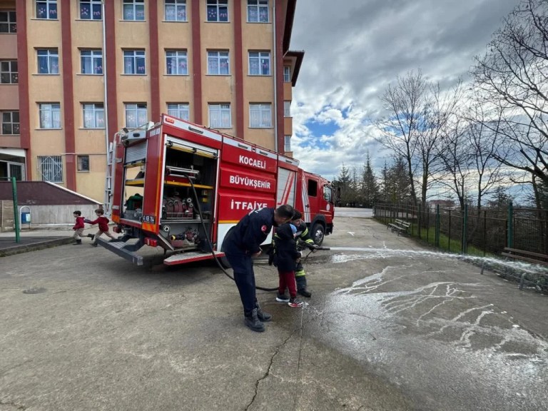İzmit’te ilkokul öğrencilerine yangın güvenliği eğitimi