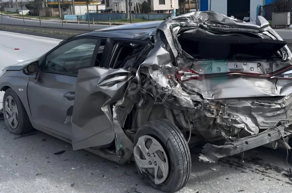 Gebze’de kamyon otomobile çarptı: Yaralı var!