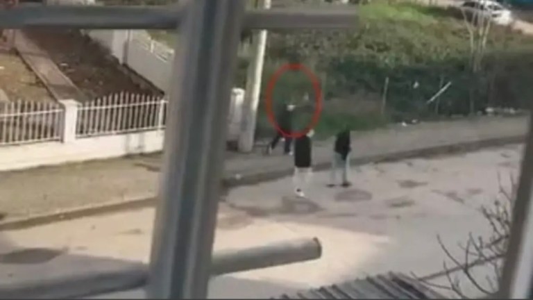 İzmit’te 3 Çocuk Havaya Ateş Açtı!