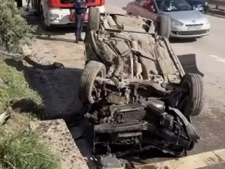 Tünel girişinde otomobil takla attı!