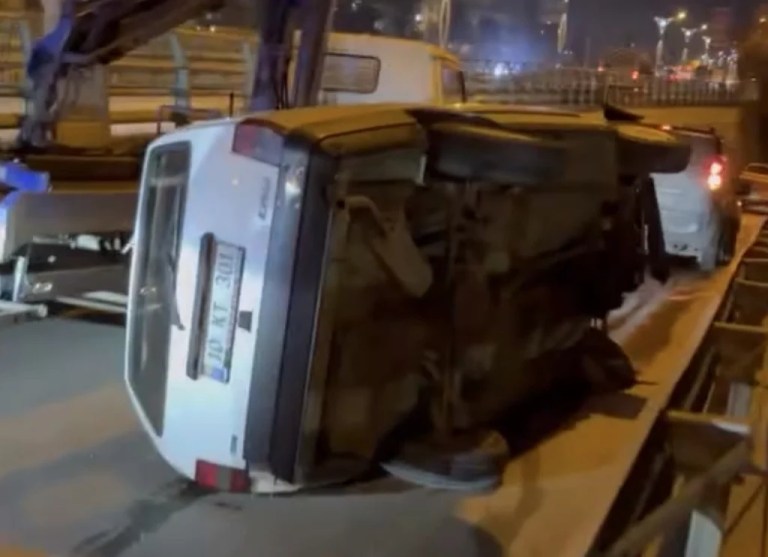 Seka Tüneli’nde otomobil yan yattı!