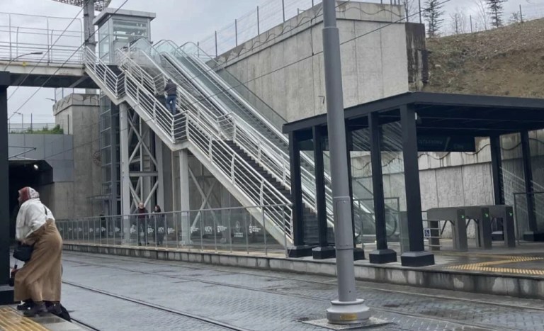 Şehir Hastanesi’nde yürüyen merdiven arızası mağdur ediyor