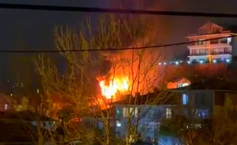 Başiskele’de Çatı Yangını Paniğe Neden Oldu!