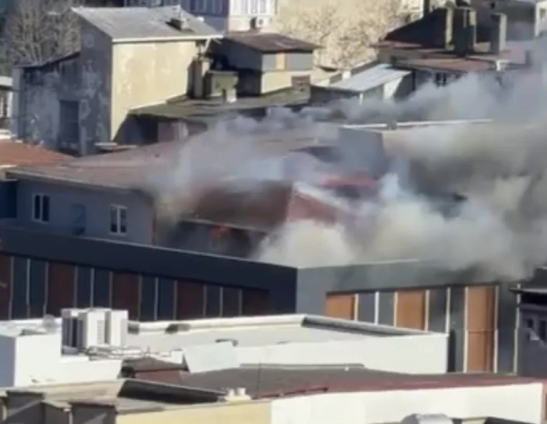 İzmit’te 5 Katlı Binanın Çatı Katında Yangın!
