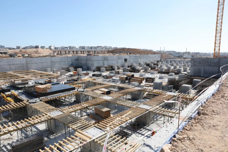 Çayırova Devlet Hastanesi’ne deprem izolatörleri monte ediliyor