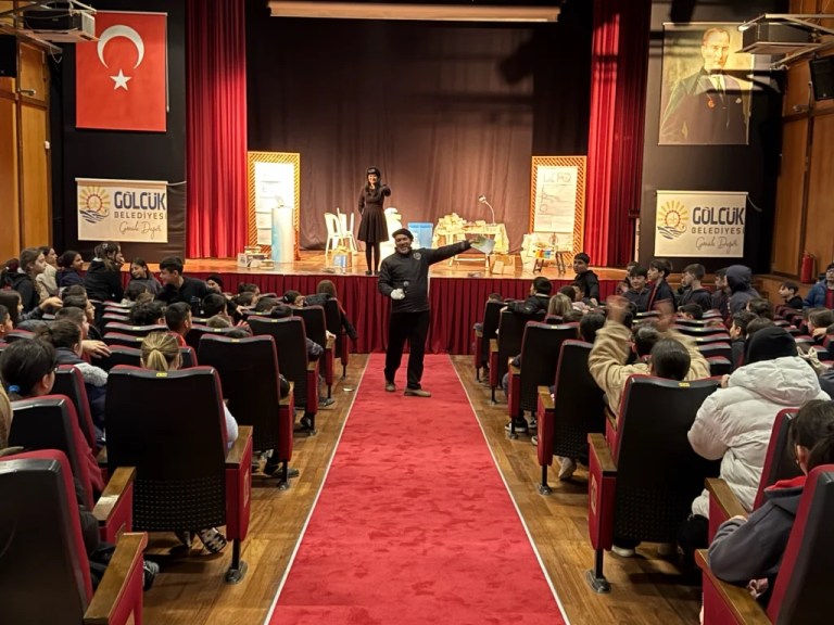 Gölcük’te öğrencilere Kütüphaneler Haftası tiyatrosu