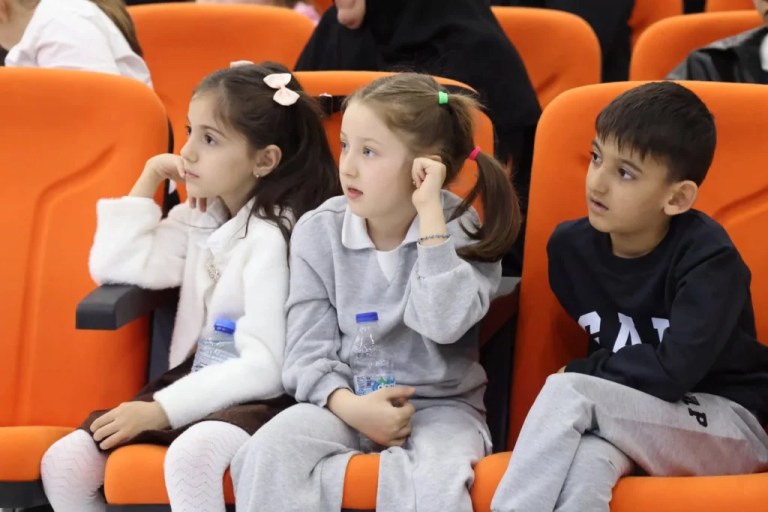 Derinceli Çocuklar Tiyatro ile Eğlendi, Öğrendi